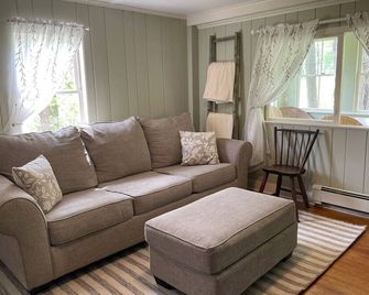 The Red Country Cottage - Amenia - Living room