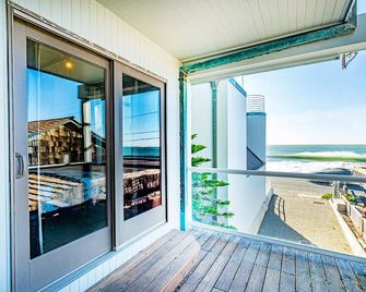 Beach Villa Home - Walk to Beaches, Trails, Restaurants, Activities & more - Half Moon Bay - Balcony