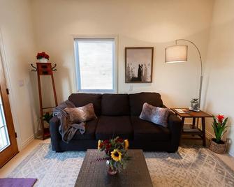 Private 2-Room Suite w/patio, by Boulder, gorgeous views! - Longmont - Living room