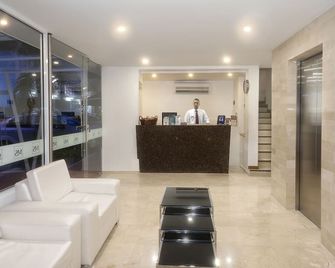 Basic Hotel Centenario by Hoteles MS - קאלי - דלפק קבלה