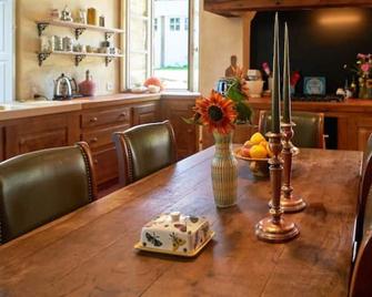 Grand and traditional French country house, set in a stunning wooded landscape - Ambrières-les-Vallées - Comedor