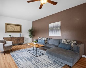 Quiet Manteca 4br Home | Pool, Hot Tub & Fire Pit - Manteca - Soggiorno