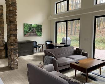 Beautiful new contemporary home, quiet wooded lot minutes from Devils Lake - Baraboo - Living room