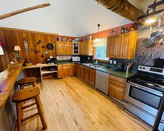 10 acre, close to trails, WiFi, Kayaks, small lake/marsh,New beds. - Drummond - Cocina