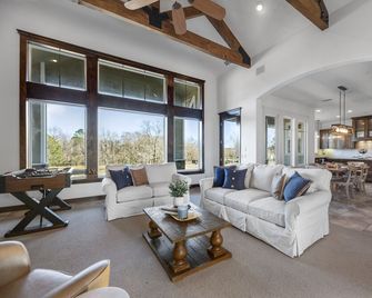 Luxury Home 2 Mins To Lake Conroe! Heated Pool, Stocked Ponds, Cute Pygmy Goats - Willis - Sala de estar