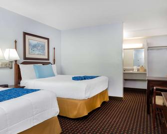 Travelodge by Wyndham Cape Cod Area - West Dennis - Bedroom