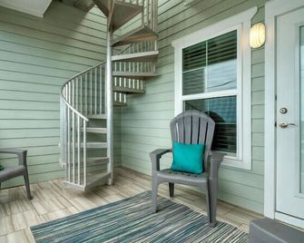 Pool, Rooftop w/ Island Views, Blocks to Beach Seas Your Dreams by Avantstay - Port Aransas