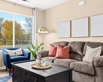 Brand New! 1BR Lower Flat near Downtown Roseville - Roseville - Living room