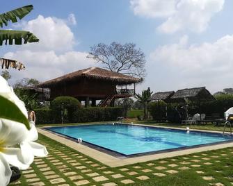 Family n Eco Friendly with comfortable rooms ,Villas ,Tree houses and Pool. - Dambulla - Pool