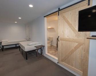Nature and Convenience Converge\nBeautiful, close to everything \nand a small pool - Mechanicsville - Bedroom