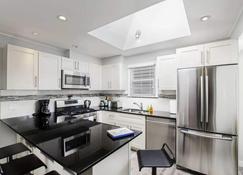 438 west 21st · Beautiful 3 BDRM Newly Reno d Home Cambie Area - Vancouver - Kitchen