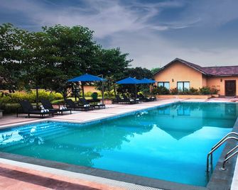 Welcomheritage Tadoba Vanya Villas Resort & Spa - Khadsangi - Piscina
