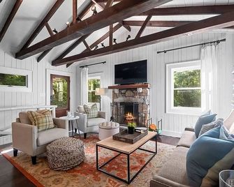 FireFly Creek 2.9 Miles to Highlands - Highlands - Living room