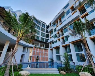 Atom Phuket Hotel - Choeng Thale - Budova