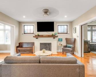 Spacious 3BR Home near Downtown, Oakland & East Liberty! Max 15 nights by RedAwning - Pittsburgh - Living room