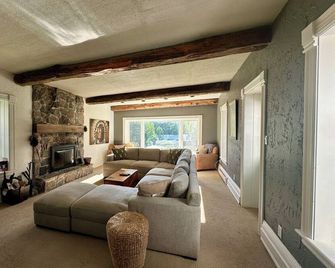Private, Cozy Country Retreat in a cul-de-sac beside a 1,000-acre nature reserve - Mono - Sala de estar