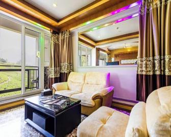 باراكات ناتشير ريزورت - مونار - غرفة معيشة