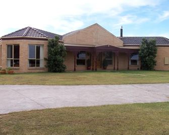 Roshnier Apartment - Warrnambool - Building