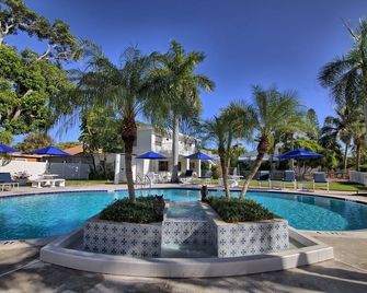 GulfSide Resort has poolview on 2nd floor, onsite bbq, pool & putting green - Saint Pete Beach - Pool