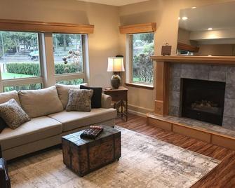 Lake Tapps! Lake Front Available For Booking - Bonney Lake - Living room