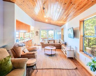 Serenity in the Pines: Cozy Mountain Retreat - Twain Harte - Living room