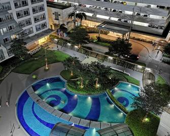 1BR Studio w/ Pool, Balcony, Close to Airport, BGC and Sm Aura. - Taguig - Pool