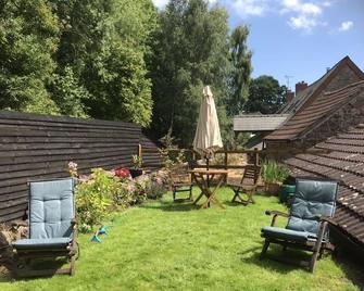 2 self contained bedrooms with private garden in beautiful old mill. - Lydney - Patio