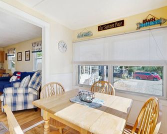 Lil' Cottage Retreat - York - Dining room