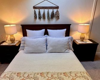 Red rock views Private access to the forestry The perfect romantic escape - Sedona - Bedroom