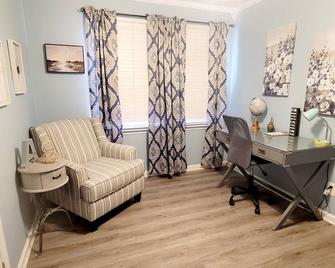 No Cleaning Fee - Steps to Entertainment - King Bed - Family Friendly - Newport - Sala de estar