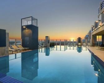 Rooftop pool highrise views - Orlando - Svømmebasseng