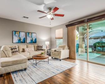 Gorgeous 3/2 Corner Lot with Firepit and Grassy Yard! - Queen Creek - Living room