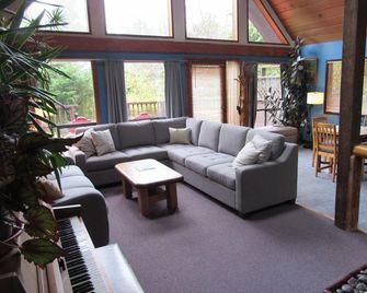 The Hacienda on South Chesterman. One minute walk to the beach. Relax and Unwind - Tofino - Olohuone
