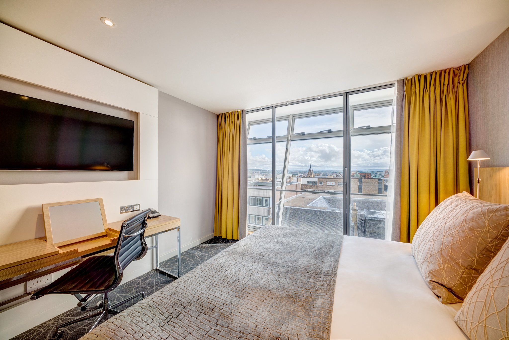 Bedroom view of Apex City of Glasgow Hotel