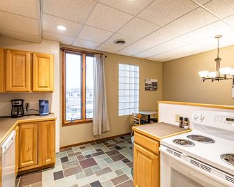 Historic Downtown Top Floor 2br Apartment - La Crosse - Kitchen