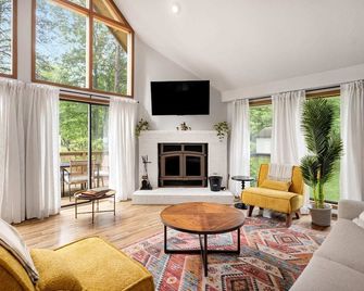 Chalet w Hot Tub Deck Fire Pit Wifi Resort Fun - Hedgesville - Salon