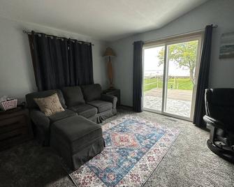 Woltring Waters Waterfront Home - Fond du Lac - Obývací pokoj