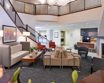 Holiday Inn Express & Suites Arcata/Eureka-Airport Area - McKinleyville - Sala de estar
