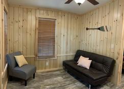 Rockerville Lodge & Cabins - Keystone - Living room