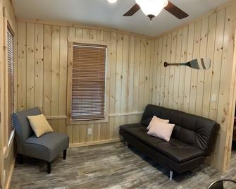 Rockerville Lodge & Cabins - Keystone - Living room