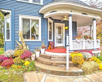 Pet-friendly Osseo Home w/ Fire Pit & Yard! - Osseo