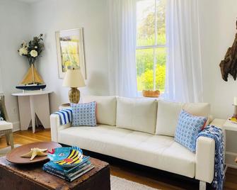 Charming 2br downtown Old Greenwich near train to NYC - Greenwich - Living room