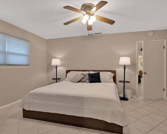 Comfy Home W/ Great Accessibility 3 Bedroom Home by RedAwning - Universal City - Bedroom
