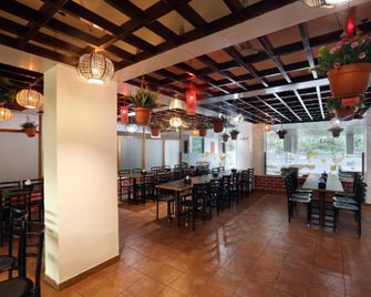OYO 12817 White house beach resort - Alibag - Restaurante