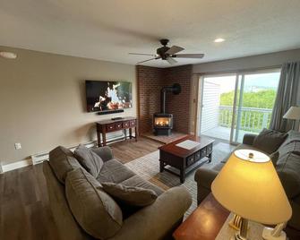 Amazing Views, Peaceful Surroundings, Yet Minutes From All The Fun. 3/2 - Intervale - Wohnzimmer