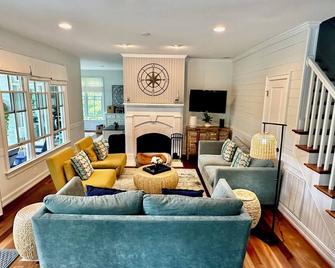 Waterfront 4 Br, Pool, Screened Porch, Fire Pit, Fenced Yard - Heathsville - Sala de estar