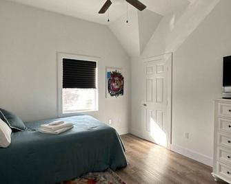 The Artist’s Loft- Peaceful 1-Bedroom Apartment In Lovely Red Hook With Ac, Wifi - Red Hook - Habitación
