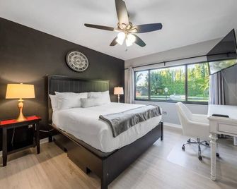 The Garden House Hot Tub Pool and Lush Garden Oasis - Homestead - Bedroom