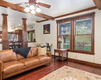 The Fireside Retreat - 6 Bd, Sauna, Home Theater - Greeley - Living room