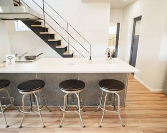 Orange County Guest House - Hostel - Izumisano - Cocina